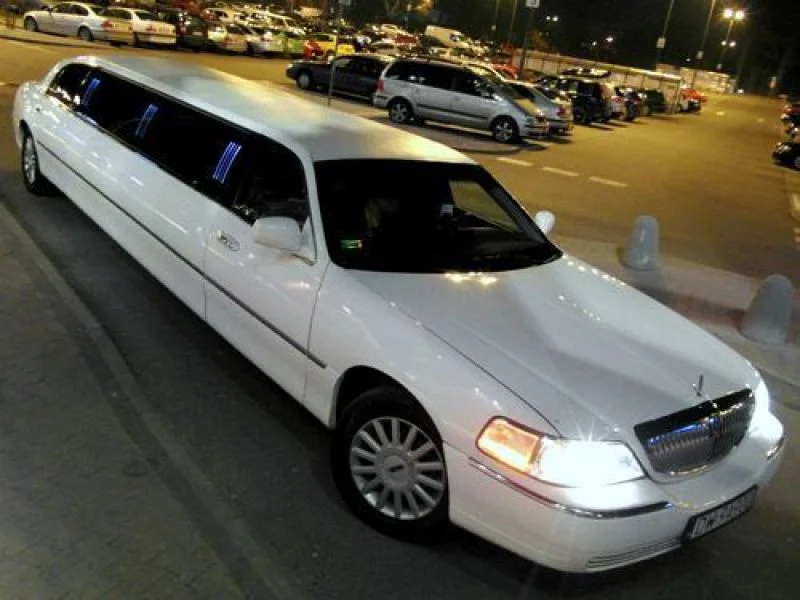 0 limuzyny001 lincoln town car white pearl 120.